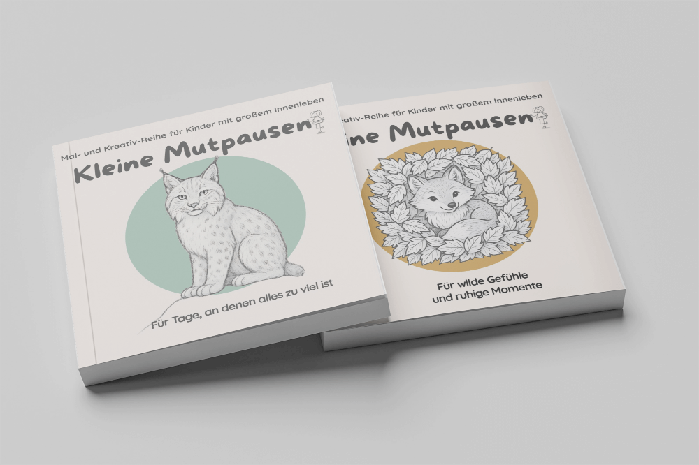 Aufgestelltes Mal- und Kreativbuch „Kleine Mutpausen“ mit Luchs-Cover, dahinter Fuchs-Ausgabe.