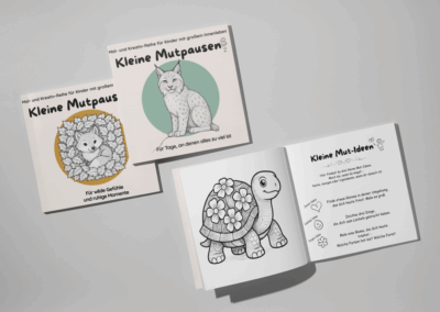 Aufgestelltes Fuchs-Cover des Kinderbuchs „Kleine Mutpausen“ neben offenen Seiten mit Schildkröte, Mut-Ideen und Affirmationen.
