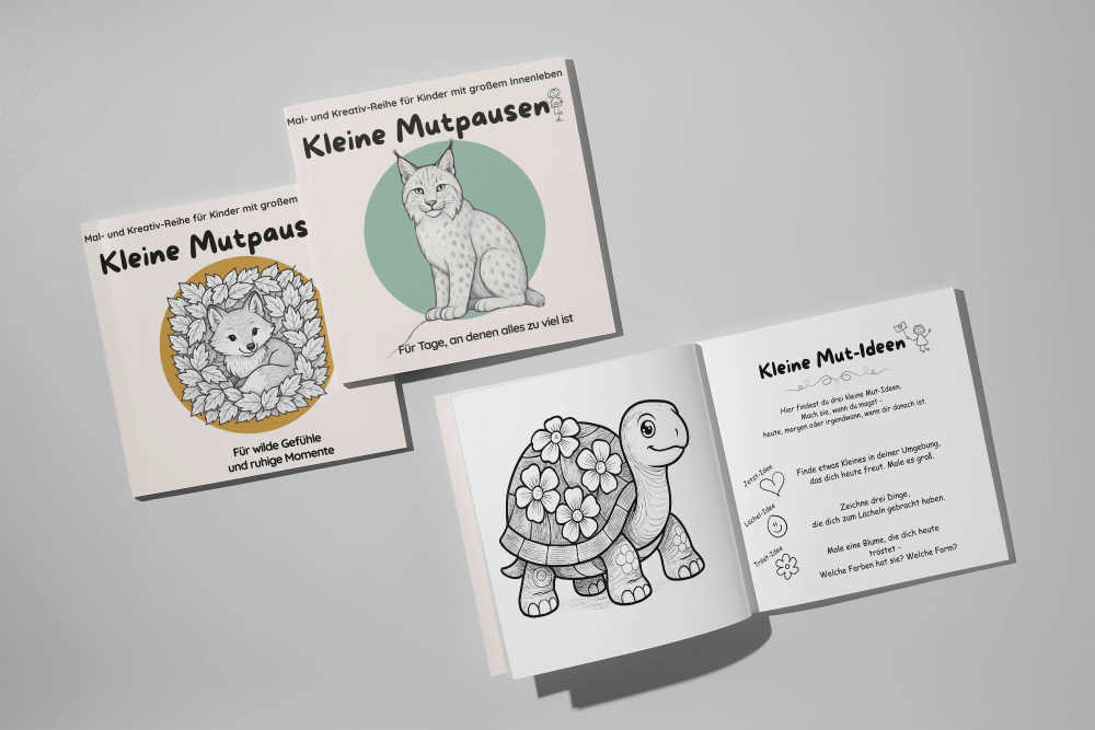 kleine-mutpausen (30) Aufgestelltes Fuchs-Cover des Kinderbuchs „Kleine Mutpausen“ neben offenen Seiten mit Schildkröte, Mut-Ideen und Affirmationen.