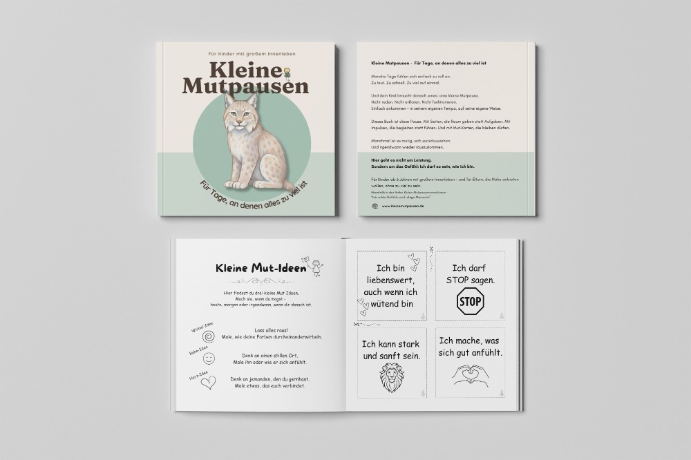 Aufgestelltes Fuchs-Cover des Kinderbuchs „Kleine Mutpausen“ neben offenen Seiten mit Schildkröte, Mut-Ideen und Affirmationen.