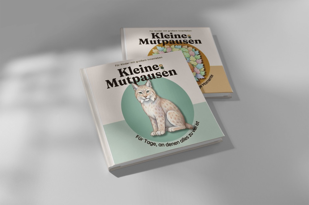 Aufgestelltes Mal- und Kreativbuch „Kleine Mutpausen“ mit Luchs-Cover, dahinter Fuchs-Ausgabe.