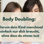 Frau und Kind, die über ein Buch gebeugt am Tisch sitzen