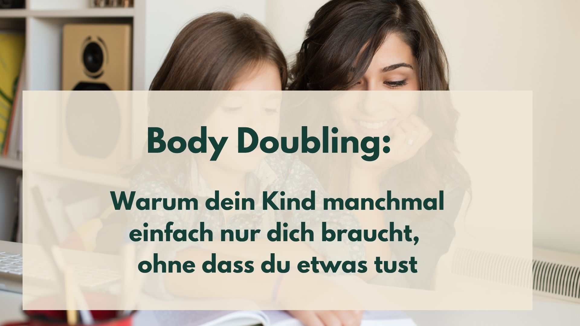 Frau und Kind, die über ein Buch gebeugt am Tisch sitzen