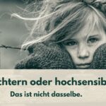 Mädchen, das ernst in die Kamera schaut und den Kopf auf die Arme stützt