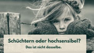 Mädchen, das ernst in die Kamera schaut und den Kopf auf die Arme stützt