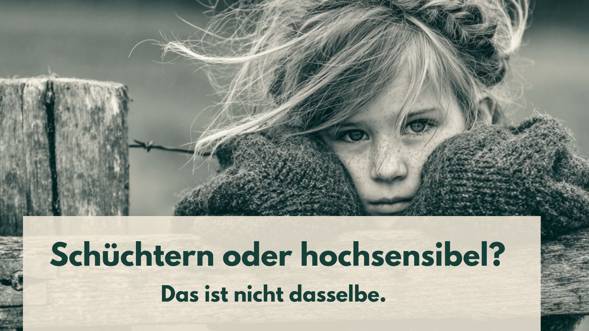 Mädchen, das ernst in die Kamera schaut und den Kopf auf die Arme stützt