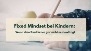 Foto von Kinderhänden mit Stift, dazu Beschriftung „Fixed Mindset bei Kindern: Wenn dein Kind lieber gar nicht erst anfängt."