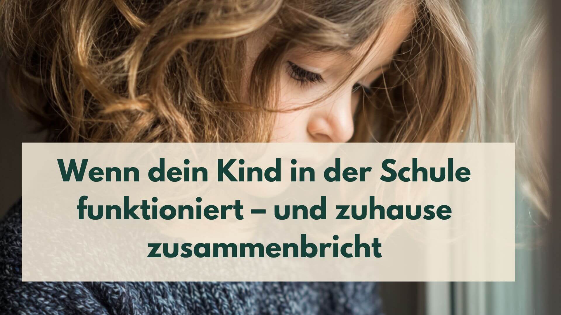 Mädchen, das ernst und traurig nach unten schaut