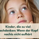 Mädchen, das nachdenklich nach oben schaut