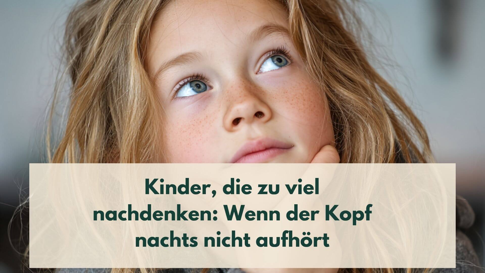 Mädchen, das nachdenklich nach oben schaut