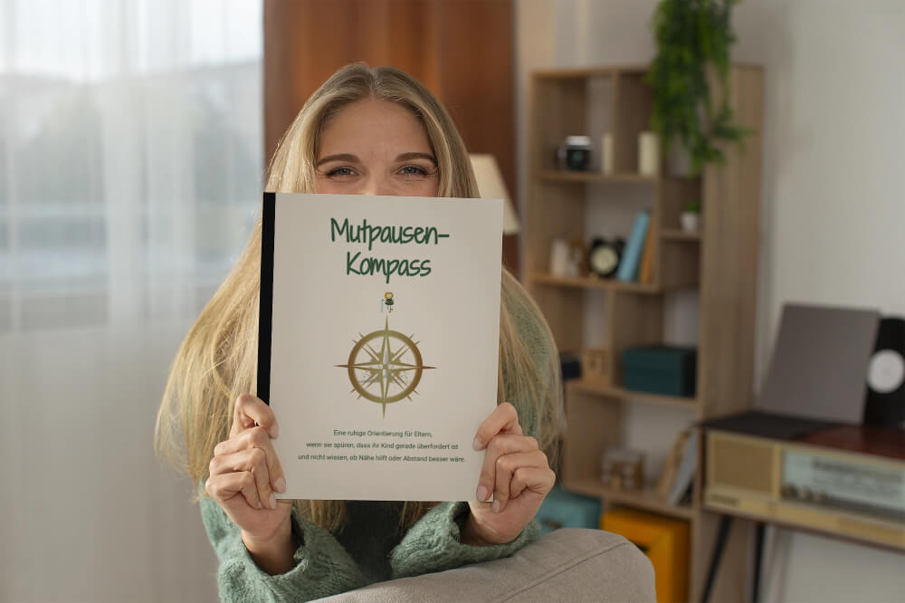 Frau hält PDF des Mutpausenkompass in Händen