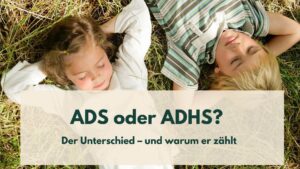 Zwei Kinder, die mit geschlossenen Augen im Gras liegen