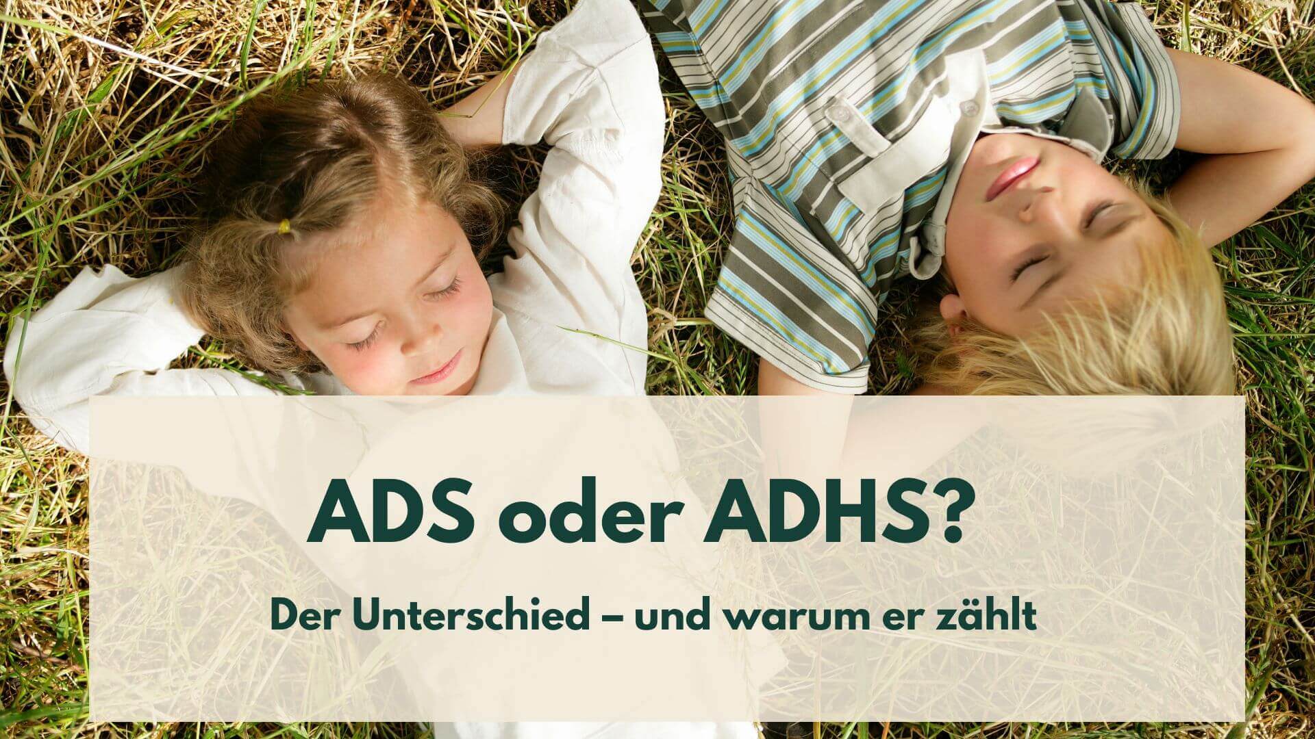Zwei Kinder, die mit geschlossenen Augen im Gras liegen