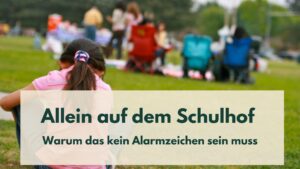 Mädchen sitzt allein, im Hintergrund schemenhaft eine Kindergruppe