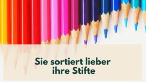 Buntstifte in einer Reihe nach Farben sortiert