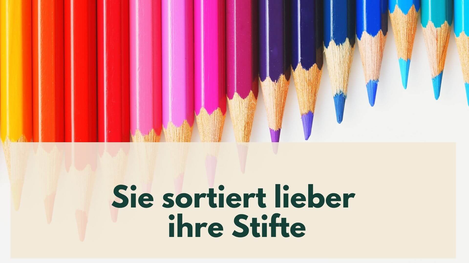 Buntstifte in einer Reihe nach Farben sortiert