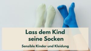 Foto von Füßen in Socken an eine Wand gelehnt