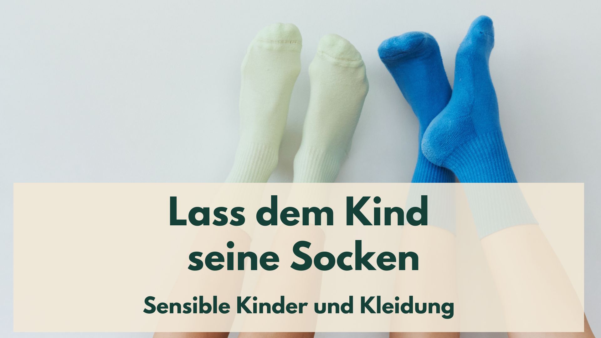 Foto von Füßen in Socken an eine Wand gelehnt