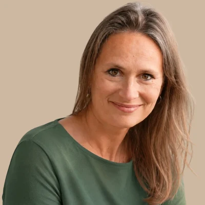 Portraitfoto einer Frau mit langen Haaren, Nicole Cox